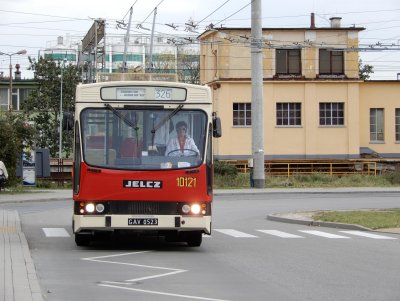 Ekipa TVN będzie się przemieszczać zabytkowym trolejbusem, który poprowadzi kierowca ucharakteryzowany na Elvisa Presleya // fot. Marcin Gromadzki