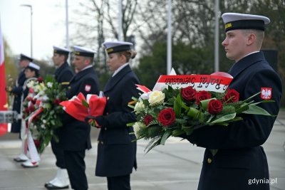 Zdjęcie archiwalne. Marynarze z wieńcami i wiązankami kwiatów podczas uroczystości z okazji 79. rocznicy zakończenia walk o Gdynię (fot. Dominika Sobiech)