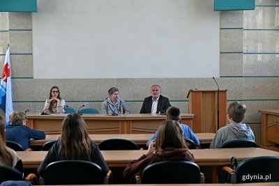 Uczniowie z klasy VI C Szkoły Podstawowej nr 43 wraz z opiekunem, prezydentem Gdyni Wojciechem Szczurkiem i radną Mariką Domozych podczas spotkania w Urzędzie Miasta Gdyni // fot. Magdalena Czernek//