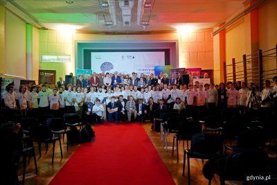 Uczestnicy olimpiady i goście uczestniczący w otwarciu wydarzenia w auli Zespołu Szkół Chłodniczych i Elektronicznych w Gdyni (fot. Magdalena Czernek)