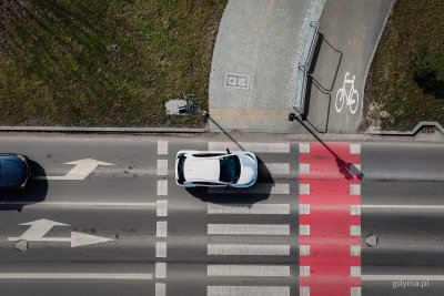 Ulica Unruga z lotu ptaka, widoczny biały samochód na jezdni