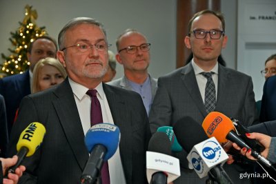 Prezydent Wojciech Szczurek w towarzystwie wiceprezydentów i radnych podczas briefingu prasowego na temat budżetu na 2024 rok // fot. Magdalena Czernek