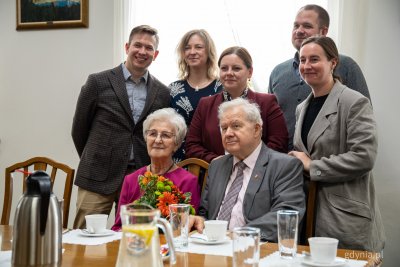 Prezydent Gdyni Aleksandra Kosiorek z jubilatami oraz ich najbliższymi (fot. Kamil Złoch) 