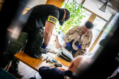 Policjanci z Wydziału do Walki z Korupcją Komendy Wojewódzkiej Policji w Gdańsku zatrzymali na gorącym uczynku popełnienia przestępstwa 47-latka z Gdańska, który przyjął „łapówkę” w kwocie 150.000 złotych. Fot. sierż. sztab. Piotr Pawłowski