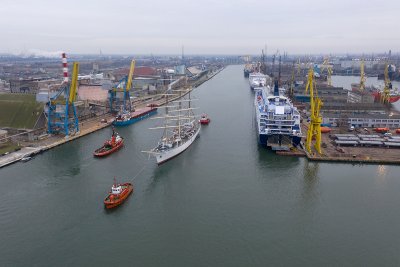 Dar Młodzieży wpływa do Gdańskiej Stoczni Remontowej SA. Fot. portalmorski.pl