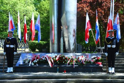 Mieszkańcy Gdyni i samorządowcy uczcili dzisiaj rocznicę zakończenia II wojny światowej w Europie. Uroczystości odbyły się na Cmentarzu Obrońców Wybrzeża w Redłowie. // fot. Jan Ziarnicki