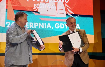 Prezydent Gdyni, Wojciech Szczurek podpisuje umowę dotyczącą Festiwalu „Lata z Radiem” z prezesem Polskiego Radia, Jackiem Sobalą, fot. Kamil Złoch