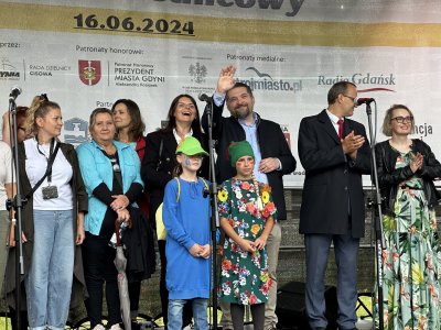 Święto Ulicy Chylońskiej. Na zdj. m.in. wicewojewoda pomorski Emil Rojek, Tadeusz Szemiot, przewodniczący Rady Miasta Gdyni i jej wiceprzewodnicząca, Mariola Śrubarczyk-Cichowska. Fot. Dominika Sobiech