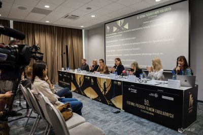 W konferencji prasowej wzięli udział: Beata Jaworowska, zastępca dyrektora Departamentu ds. Kultury Urzędu Marszałkowskiego Województwa Pomorskiego, Aleksandra Kosiorek, prezydent Gdyni, Agata Kozierańska-Burda, dyrektorka zarządzająca Pomorskiej Fundacji Filmowej i p.o. dyrektora FPFF, Joanna Łapińska, dyrektorka artystyczna festiwalu, Magdalena Marszałkowska, dyrektor Departamentu Marketingu Energa S.A., Piotr Kulesza, kurator wystawy „Na fali czasu” oraz Krystyna Weiher-Sitkiewicz, rzeczniczka prasowa FPFF (fot. Kamil Złoch)