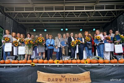 Laureaci konkursu „Gdynia w kwiatach” wraz z przewodniczącą Rady Miasta Gdyni Beatą Zastawną i Hanną Niedźwiecką-Pasternak – zastępcą naczelnika Wydziału Ogrodnika Miasta podczas gali finałowej (fot. Magdalena Czernek)
