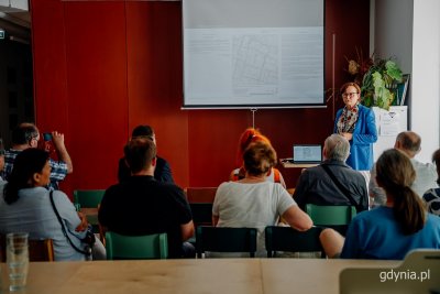 Spotkanie z mieszkańcami Witomina. Na zdjęciu Iwona Markešić, dyrektor Biura Planowania Przestrzennego Miasta Gdyni (fot. Przemysław Dopke)