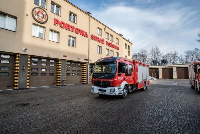 Komenda Portowej Straży Pożarnej w Gdyni. Nowy pojazd przed budynkiem
