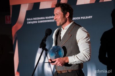 Konrad Eleryk, odebrał nagrodę w kategorii za najbardziej inspirującego aktora w serialu „Heweliusz