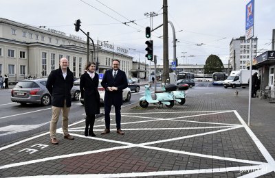 Wiceprezydenci Gdyni, od lewej Bartosz Bartoszewicz, Katarzyna Gruszecka-Spychała i Marek Łucyk już teraz zachęcają do korzystania ze współdzielonych samochodów elektrycznych, fot. Kamil Złoch