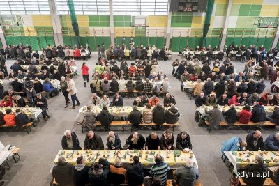 Goście śniadania wielkanocnego siedzący przy stołach zastawionych świątecznymi daniami w VI LO // fot. Mirosław Pieślak