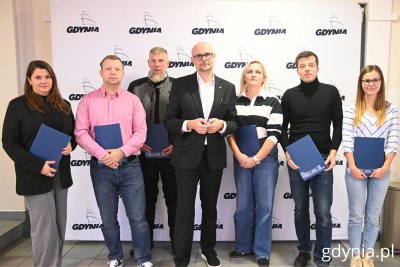 Na zdjęciu: Bartłomiej Austen, wiceprezydent Gdyni wraz z pierwszymi mieszkańcami, którzy otrzymali dotację do zakupu roweru elektrycznego (fot. Magdalena Starnawska)