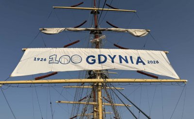 Żagiel stulecia Gdyni na maszcie „Daru Młodzieży” (fot. M. Sadowski)