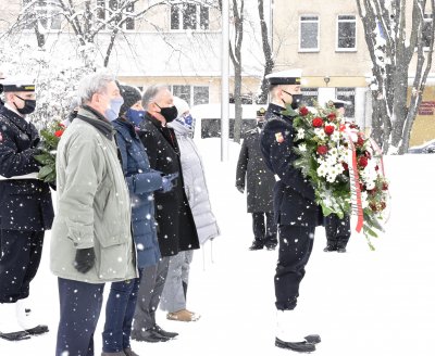 Uroczystość przy pomniku Polski Morskiej. Na zdj. (od lewej): radny Zenon Roda, przewodnicząca Joanna Zielińska i prezydent Wojciech Szczurek // fot. Magda Śliżewska