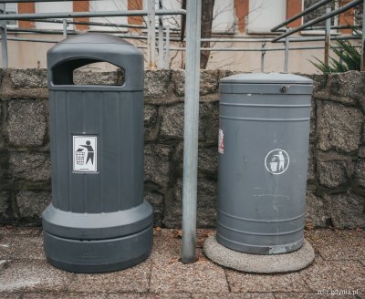 Wymiana koszy przy wiatach przystankowych (fot. Marcin Mielewski)