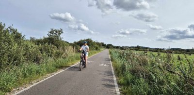 Mieszkanka Gdyni na rowerze elektryczny zakupionym z dotacji miejskiej (mat. gdynia mobilna)