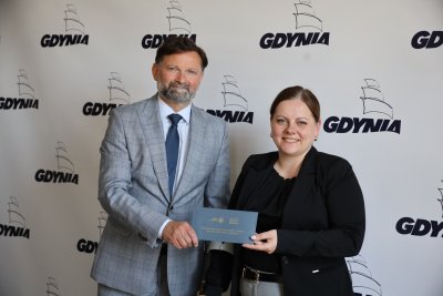 Prezydent Gdyni Aleksandra Kosiorek i prezes zarządu Morskiego Portu Gdynia S.A. Piotr Gorzeński  (fot. Dorota Patzer)