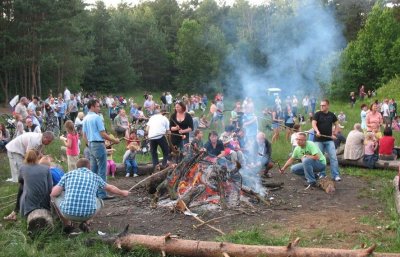 Leśna Polana to jedno z dostępnych miejsc na ognisko. Dobrze znają ją mieszkańcy dzielnicy Dąbrowa, którzy spotykają się tam m.in. na festynach, fot. Lechosław Dzierżak