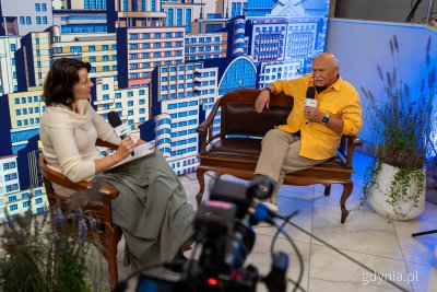 Plakacista Andrzej Pągowski w studiu „Gdynia Filmowa” (fot. Kamil Złoch)
