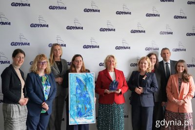 Na zdjęciu (od lewej): kierownik Referatu Spraw Międzynarodowych i Zrównoważonego UM Kilonii Frauke Wiprich, kierownik Referatu Współpracy z Zagranicą UM Gdyni Joanna Leman, naczelnik Biura Prezydenta UM Gdyni Anna Chojnowska, prezydent Gdyni Aleksandra Kosiorek, przewodnicząca Rady Miasta Kilonii Bettina Aust, wiceprezydentka Gdyni Oktawia Gorzeńska, specjalista w Referacie Współpracy z Zagranicą UM Gdyni Monika Pawlińska, koordynator projektów UM Kilonii Robert Sochacki, specjalista w Biurze Prezydenta Miasta Kilonii Cathrin Truckenbrodt (fot. Magdalena Starnawska)