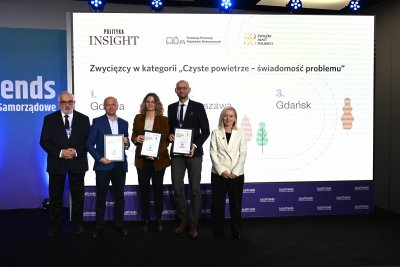 Działania prowadzone przez gdyński samorząd zostały docenione w Rankingu Miast Zrównoważonej Mobilności 2025. Nagrodę podczas gali Local Trends – Europejskiego Forum Samorządowego w Poznaniu odebrał Bartosz Frankowski, naczelnik Wydziału Środowiska Urzędu Miasta Gdyni (na zdjęciu drugi z lewej strony) (fot. mat. pras.)