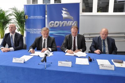  Od lewej: Bartosz Bartoszewicz, wiceprezydent Gdyni ds. jakości życia, Wojciech Szczurek, prezydent Gdyni, Mieczysław Struk, marszałek województwa pomorskiego oraz Wiesław Byczkowski, wicemarszałek województwa pomorskiego   w trakcie podpisania aneksu do umowy o dofinansowaniu projektu „Rozwój szkolnictwa zawodowego w Gdyni - budowa, przebudowa i rozbudowa infrastruktury szkół zawodowych oraz wyposażenie” fot. Małgorzata Omachel-Kwidzińska.