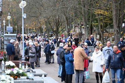 Tłumy ludzi na cmentarzu