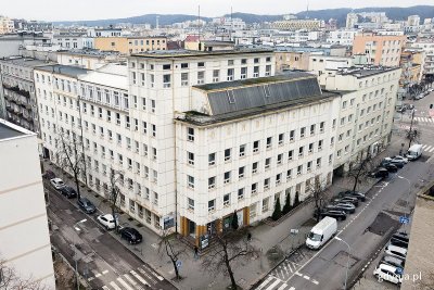 Budynek Dom Bawełny w centrum Gdyni, biała elewacja, ulice, widoczne budynki obok