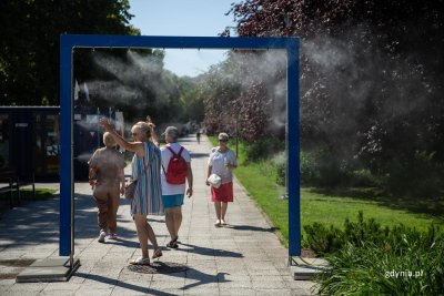 Jedna z kurtyn wodnych stanęła w Alei Topolowej, od strony Al. Jana Pawła II (fot. Natalia Kawalerowicz)