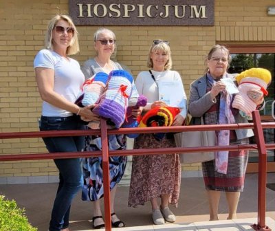 Pledy stworzone przez seniorki z CAS trafiły do hospicjum//fot. Centrum Aktywności Seniora w Gdyni 