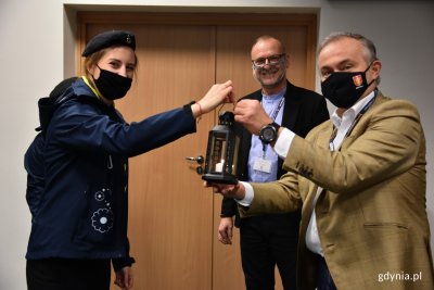 Podharcmistrzyni Weronika Bączek przekazuje lampion z Betlejemskim Światłem Pokoju na ręce prezydenta Gdyni Wojciecha Szczurka i wiceprezydenta Michała Gucia // fot. Sławomir Okoń