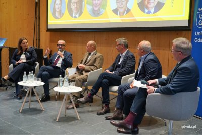 Na zdjęciu (od lewej): prezydent Gdyni Aleksandra Kosiorek, rektor Uniwersytetu Gdańskiego prof. dr hab. Piotr Stepnowski, zastępca nadleśniczego Nadleśnictwa Gdańsk Mariusz Tokarczyk, prezes zarządu IGCP Jacek Szymczak, prezes zarządu OPEC Grudziądz Marek Dec, prezes zarządu OPEC Gdynia Wojciech Folejewski (fot. Magdalena Starnawska)