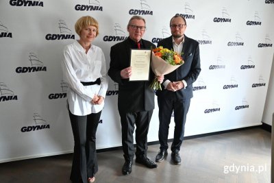 Na zdjęciu od lewej: Magdalena Rosman - członkini Gdyńskiej Rady Kultury, Stanisław Olesiejuk - nagrodzony artysta, oraz Mariusz Bzdęga - dyrektor zarządzający ds. kultury i aktywności mieszkańców UM w Gdyni.