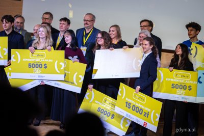 Laureaci ubiegłorocznej edycji Konkursu Explory na scenie w centrum konferencyjnym PPNT Gdynia (fot. Kamil Złoch)