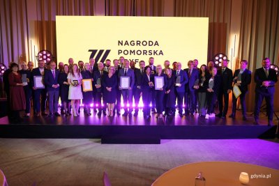 Na zdjęciu m.in.: marszałek województwa pomorskiego Mieczysław Struk, wicemarszałek województwa pomorskiego Leszek Bonna i Marcin Skwierawski, wiceprezydentka Gdyni Oktawia Gorzeńska, wiceprezydent Gdańska Piotr Borawski, a także laureaci i wyróżnieni (fot. Magdalena Starnawska)