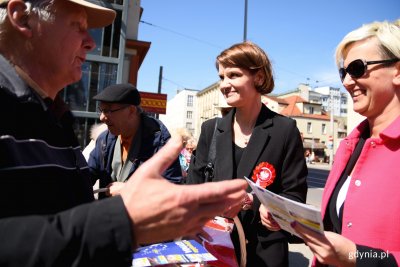 Przed gdyńskim InfoBoxem biało-czerwone flagi rozdawała Katarzyna Gruszecka-Spychała, wiceprezydent Gdyni / fot. Paweł Kukla