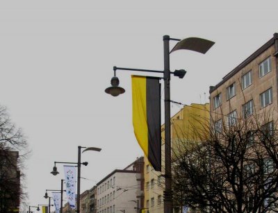 Ulica Świętojańska udekorowana kaszubskimi flagami// fot. mat prasowe ZKP