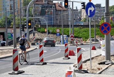 Ruch na skrzyżowaniu Podjazd/Dworcowa/10 Lutego jest przywrócowny we wszystkich relacjach // fot. Kamil Złoch
