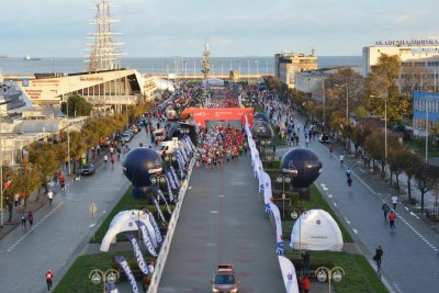 Uczestnicy startujący Aleją Jana Pawła II biegnący w kierunku Skweru Kościuszki (fot. Gdyńskie Centrum Sportu)