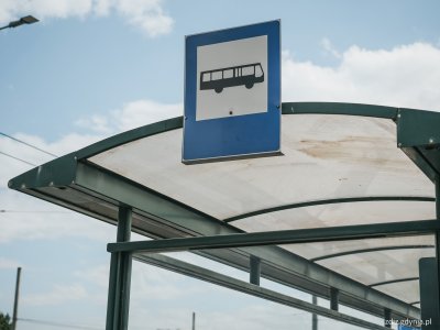 widoczny dach wiaty przystankowej ze znakiem informującym o przystanku, w tle niebo