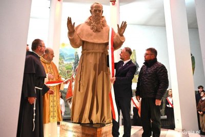 Ojciec Marek Kiedrowicz, doradca prezydenta RP Tomasz Szturo oraz prof. Tomasz Sobisz uroczyście odsłaniają pomnik św. Maksymiliana Kolbego (fot. Waldemar Ulanowski)