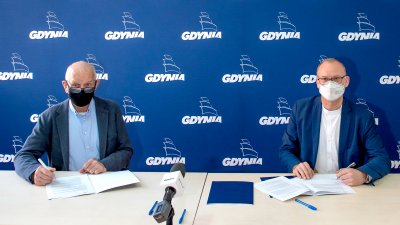 W poniedziałek, 19 kwietnia wiceprezydent Michał Guć podpisał umowę z Andrzejem Andrzejewskim z gdyńskiej Pracowni Architektonicznej Andrzej Andrzejewski – wyłonionym w przetargu wykonawcą koncepcji i dokumentacji projektowej adaptacji budynku dawnej szkoły przy ul. 10 lutego 26 na potrzeby Centrum Nowoczesnego Seniora // fot. Laboratorium Innowacji Społecznych