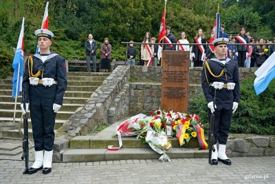 Posterunek honorowy przy tablicy poświęconej pamięci społeczności żydowskiej u zbiegu ulic Żwirki i Wigury oraz Słowackiego (fot. Magdalena Czernek/archiwum)