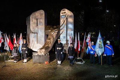 Oficjalne uroczystości upamiętniające ofiary Grudnia '70 rozpoczną się 17 grudnia pod pomnikiem Ofiar Grudnia 1970 (fot. Karol Stańczak // zdjęcie archiwalne)