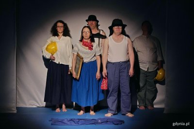 Zdjęcie z próby spektaklu „Miasto moje '26” Teatru Biuro Rzeczy Osobistych. Aktorzy w scenie zbiorowej (fot. Magdalena Czernek)