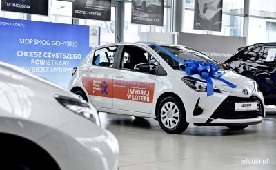 Hybrydowa Toyota Yaris na razie czeka w salonie, niedługo będzie można ją zobaczyć w Centrum Riviera i dopytać o wszystkie szczegóły, fot. Kamil Złoch